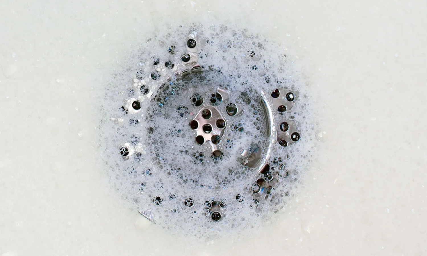 🚿 Ako Vyčistiť Upchatú Sprchu? – Kompletný Sprievodca. Upchatá sprcha je typický problém spôsobený hlavne vlasmi a mydlovými usadeninami. Tu je súhrn najúčinnejších metód, od domácich po mechanické, a tipy na prevenciu.