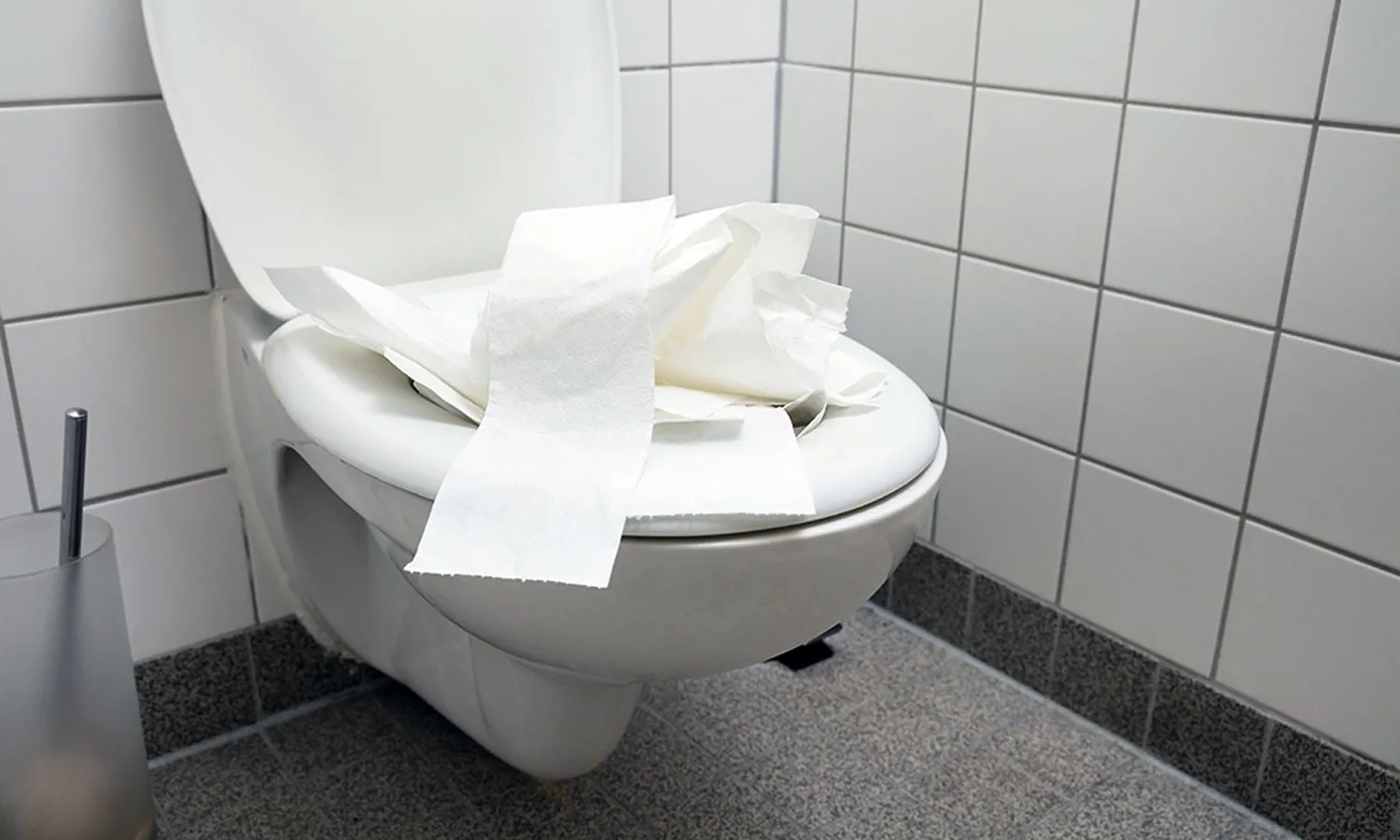 💡 Účinná Metóda Prevencie: Ako vyčistiť upchatý záchod? Kľúč k Funkčnému WC. Najlepšou metódou, ako predísť upchatiu WC, je správne používanie a osveta. Základom prevencie je dôsledné vzdelávanie všetkých členov domácnosti alebo zamestnancov o tom, čo je povolené splachovať.